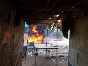 نيران أشعلها محتجون في عطبرة بالسودان
