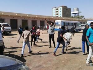 متظاهرون مناهضون للحكومة السودانية في الخرطوم

