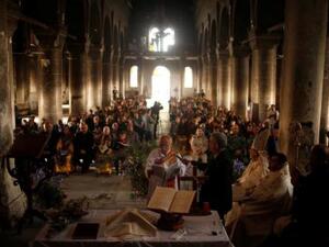 عراقيون يحتفلون بأحد السعف لأول مرة منذ ثلاث سنوات في كنيسة أحرقها تنظيم الدولة الإسلامية ببلدة قرة قوش العراقية
