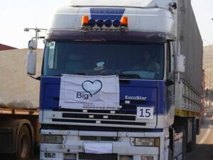 شاحنات محملة بامدادات انسانية متجهة لسوريا تصل الى معبر باب الهوى على الحدود بين تركيا وسوريا
