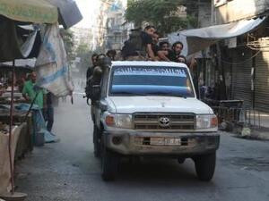 مقاتلون من الجيش السوري الحر على متن حافلة في بستان القصر
