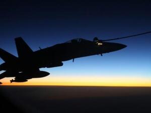 طائرة تابعة لسلاح الجو الاسترالي اف/ايه-18ايه هورنت خلال عملية تزود بالوقود فوق سوريا
