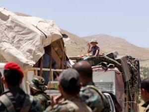 طفل من اللاجئين السوريين يعود إلى بلاده من لبنان
