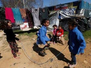 أطفال يلهون في مخيم للاجئين السوريين في وادي البقاع اللبناني
