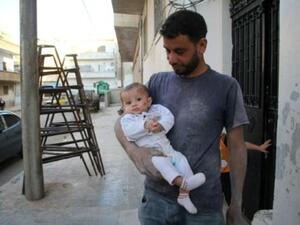 السوري يحيى معتوق يحمل طفلته وحيدة في ادلب

