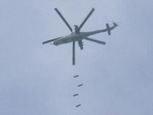 مروحية للجيش السوري تلقي قنابل على منطقة تسيطر عليها المعارضة جنوب مدينة درعا
