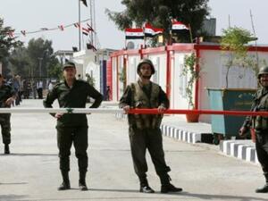 افراد من الجيش السوري يقفون في معبر القنيطرة الحدودي مع مرتفعات الجولان
