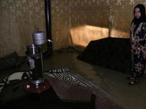 لاجئة سورية غمرت مياه الامطار خيمتها بمخيم في لبنان
