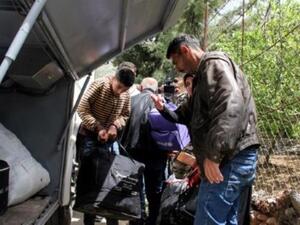 لاجئون سوريون يوضبون حقائبهم مع استعدادهم لمغادرة بلدة شبعا اللبنانية عائدين الى بلادهم 
