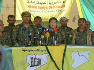 الناطقة الرسمية باسم عاصفة الجزيرة ليلوى العبدالله في مؤتمر صحافي في دير الزور في شرق سوريا

