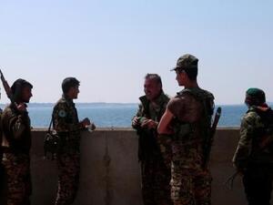 مقاتلون من قوات سوريا الديمقراطية عند سد الطبقة
