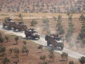 عربات عسكرية تركية تقوم بدوريات على الحدود السورية التركية

