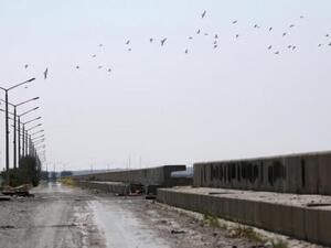 جزء من سد الطبقة على نهر الفرات في سوريا 
