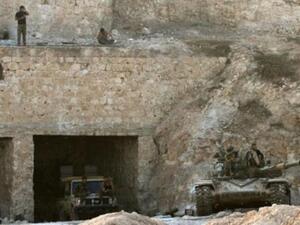 دبابة تابعة للقوات السورية متمركزة على تلة شمال خان طومان في حلب

