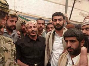 طارق محمد عبد الله صالح نجل شقيق الرئيس اليمني الاسبق الراحل علي صالح (المنتصف)