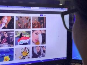 رجل ينظر الى صفحة انستغرام لعارضة الازياء العراقية تاره فارس في الثامن والعشرين من أيلول/سبتمبر 2018 بعد اغتيال الاخيرة في بغداد بأيام

