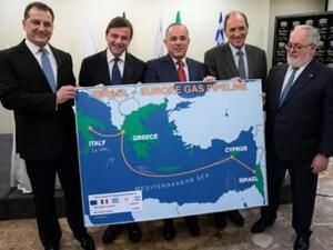 وزراء الطاقة (من اليمين) اليوناني يورغوس ستاثاكيس والاوروبي ميغيل آرياس كانيتي والاسرائيلي يوفال ستاينتيز والايطالي كارلو كاليندا والقبرصي يورغوس لاكوتريبيس خلال التوقيع على مشروع الغاز في تل ابيب

