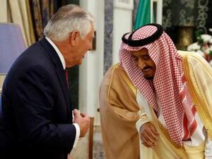وزير الخارجية الأمريكي ريكس تيلرسون (إلى اليسار) يتحدث مع العاهل السعودي الملك سلمان بن عبد العزيز في الرياض يوم الاحد

