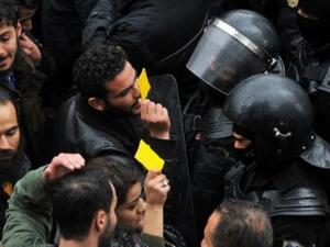 محتجون تونسيون يرفعون "ورقة صفراء" رمزا لتحذير السلطات اثناء تظاهرة احتجاج على علاء الاسعار والتقشف
