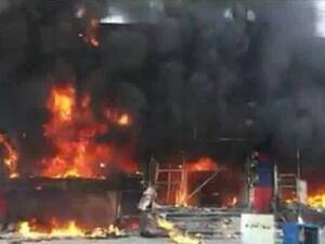 صورة تداولتها مواقع اعلام كردية وتظهر ما تقول انها نيران اضرمتها قوات الحشد في محلات تجارية لمواطنين كرد في طوزخورماتو
