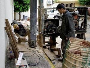 مال يحفرون آبارا في طرابلس
