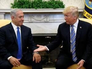 الرئيس الأمريكي دونالد ترامب (إلى اليمين) يصافح رئيس الوزراء الاسرائيلي بنيامين نتنياهو في البيت الأبيض بواشنطن يوم الاثنين
