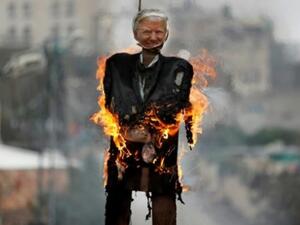 دمية محترقة تمثل الرئيس الأميركي دونالد ترامب احتجاجا علىة اعترافه بالقدس عاصمة لإسرائيل في مخيم عائدة للاجئين في مدينة بيت لحم
