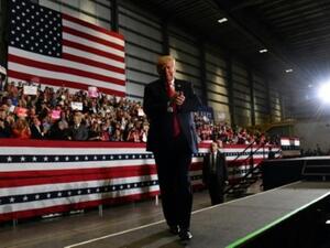 الرئيس الأميركي دونالد ترامب خلال تجمع انتخابي في بنساكولا بولاية فلوريدا
