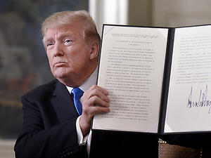 تخلى الرئيس الأمريكي عن سياسة أمريكية قائمة منذ عقود يوم الأربعاء واعترف بالقدس عاصمة لإسرائيل