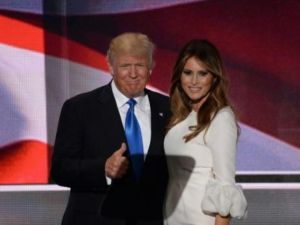 المرشح الجمهوري للرئاسة الاميركية دونالد ترامب مع زوجته ميلانيا في مؤتمر الحزب الجمهوري 
