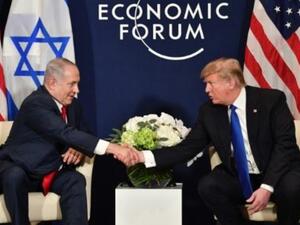 الرئيس الاميركي دونالد ترامب (يمين) مصافحا رئيس الوزراء الاسرائيلي بنيامين نتانياهو خلال لقائهما على هامش منتدى دافوس
