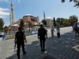 إثنان من شرطة مكافحة الشغب أثناء دورية في اسطنبول
