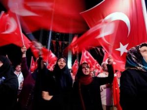 أنصار الرئيس التركي رجب طيب اردوغان في وسط اسطنبول

