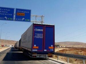 شاحنات تجارية تركية تنتظر دخول سوريا قرب بوابة على الحدود التركية السورية
