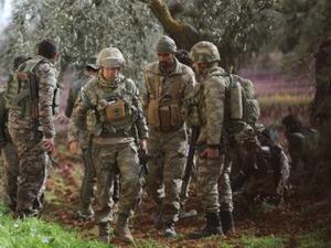 جنود أتراك مع مقاتلين من الجيش السوري الحر في شمال عفرين السورية
