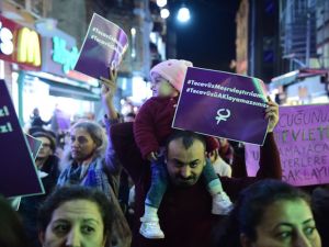 تظاهرة بتركيا ضد مشروع قانون يسقط تهمة الاعتداء على قاصر عند الزواج

