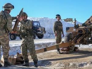 جنود أتراك يستعدون لإطلاق مدفع من قاعدة هكاري العسكرية الواقعة على الحدود العراقية-التركية

