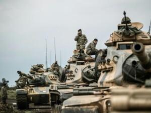 قافلة مدرعات تابعة للقوات التركية قرب الحدود السورية
