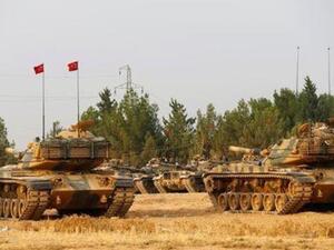 دبابات وافراد للجيش التركي يتمركزون في منطقة قرقميش على الحدود السورية التركية
