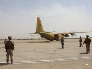 جنود من دولة الامارات يحرسون مطار عدن الدولي
