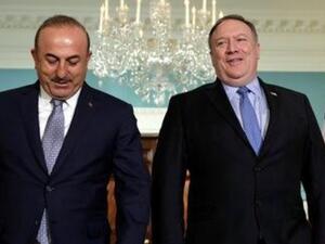 وزير الخارجية التركي مولود جاويش اوغلو (يسار) ونظيره الأمريكي مايك بومبيو