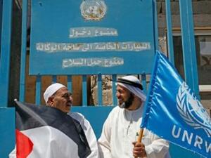 فلسطينيون يحتجون على وقف التمويل الأميركي للأونروا أمام مقر الوكالة في الخليل في الضفة الغربية المحتلة
