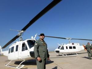 جنود لبنانيون قرب مروحيات اميركية تم تسلمها في 31 آذار/مارس 2016

