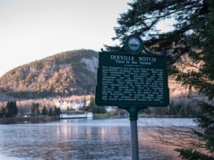 لافتة تعريف بقرية ديكسفيل نوتش "الأولى في الأمة"، بولاية نيو هامبشير

