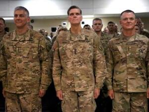 صورة نشرتها وزارة الدفاع الاميركية للجنرال بول فانك (يمين) والى جانبه الجنرالين جوزيف فوتل (وسط) وستيفن تاونسند في احتفال تبديل قيادة التحالف ضد تنظيم الدولة الاسلامية..

