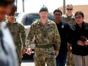 المسؤول الثاني في التحالف الدولي ضد الجهاديين روبرت جونز خلال زيارته مدينة عين عيسى السورية

