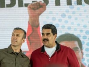 الرئيس الفنزويلي نيكولاس مادورو (يمين) ونائبه طارق العيسمي في كراكاس

