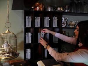 نادلة ترتيب مفاتيح الغرف في فندق وولد اوف هوتيل بالضفة الغربية
