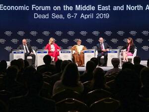 وزير خارجية سلطنة عمان يوسف بن علوي (في المنتصف) والى يساره نظيره الاردني ايمن الصفدي