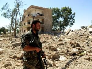 مقاتل من المجلس العسكري السرياني، الاقلية المتحالفة مع قوات سوريا الديموقراطية، في المعركة ضد الجهاديين في ضواحي غرب الرقة
